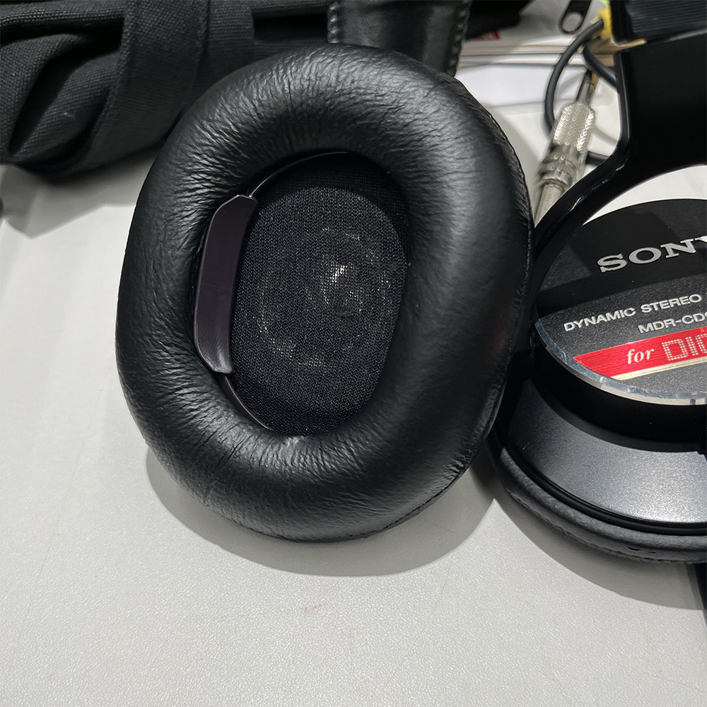 earfocus を装着したヘッドホンのクローズアップ