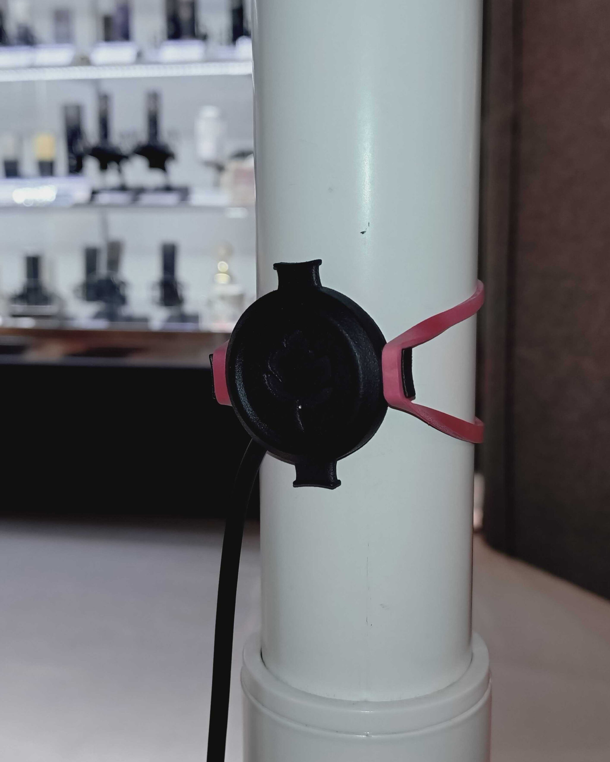 LeafAudioのContact Microphoneをゴムバンドアタッチメントで柱に設置